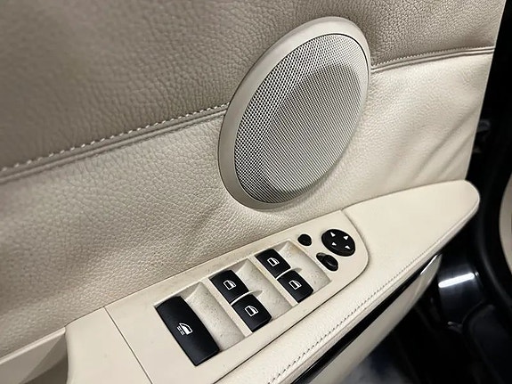 BMW 320i 22 of 30
