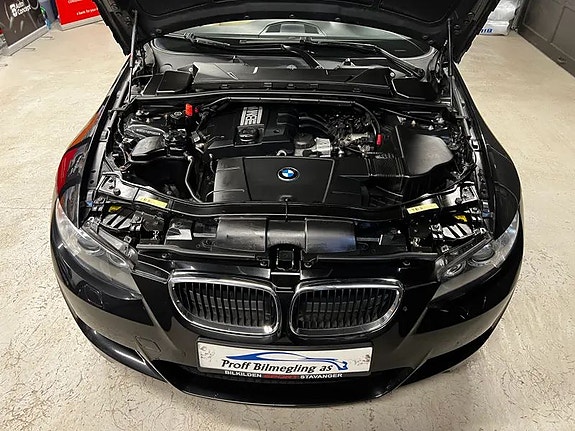 BMW 320i 11 of 30