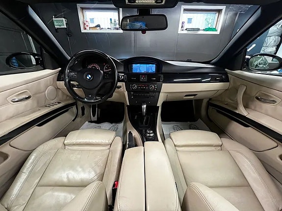 BMW 320i 29 of 30