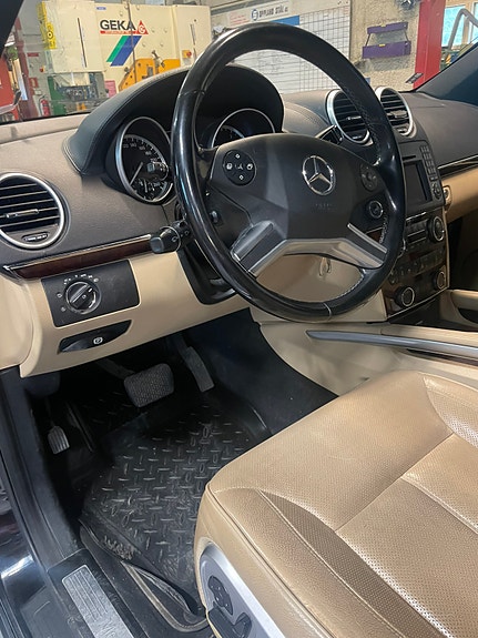 Mercedes-Benz GL350 6 of 15