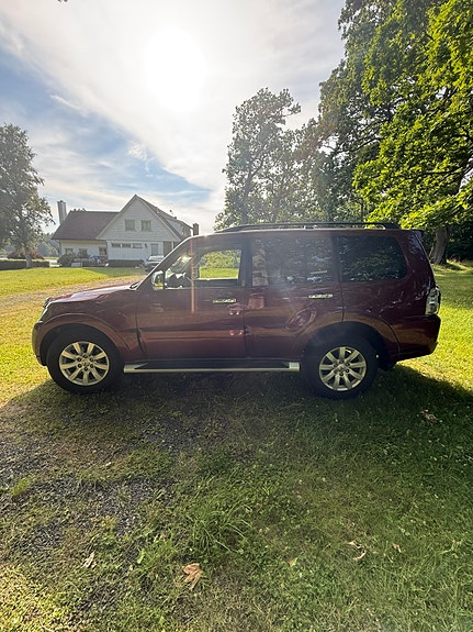 Mitsubishi Pajero 2 of 5