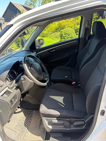 Suzuki Swift 2 of 5