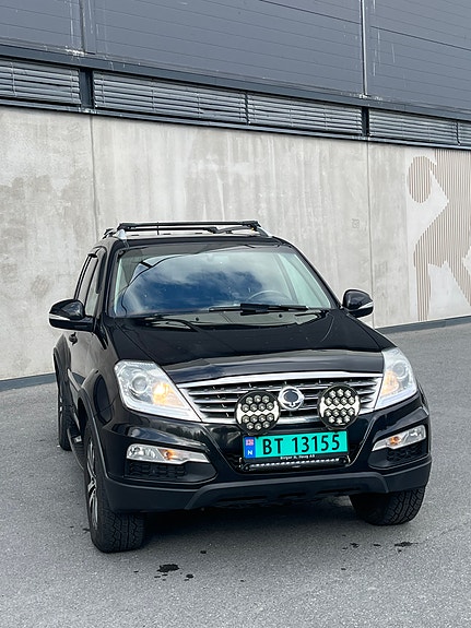 SsangYong Rexton W 2 of 5