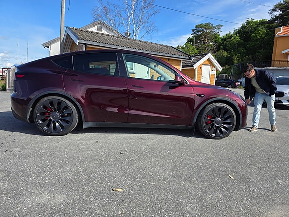 Tesla Model Y 4 of 5