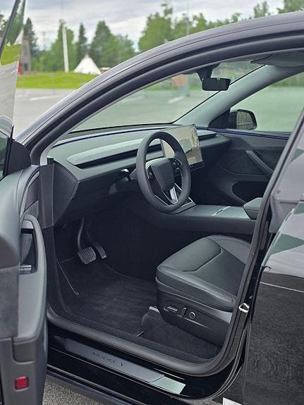Tesla Model Y 5 of 5