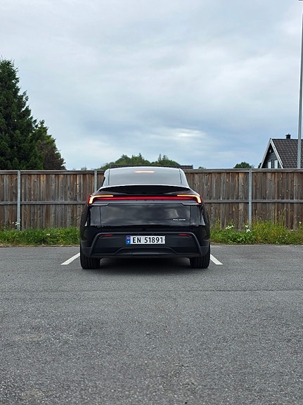 Tesla Model Y 4 of 5