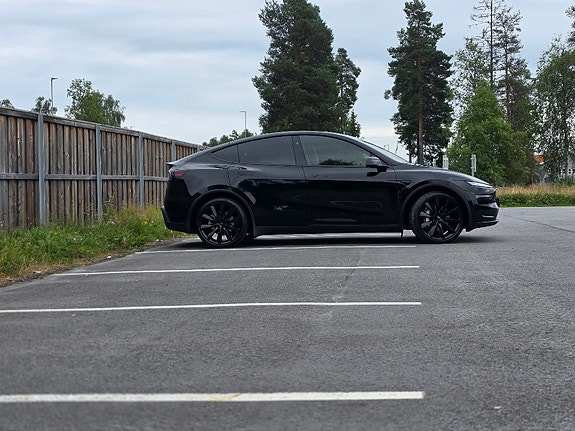 Tesla Model Y 3 of 5