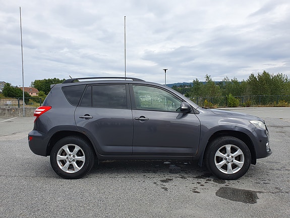 Toyota RAV4 3 of 5
