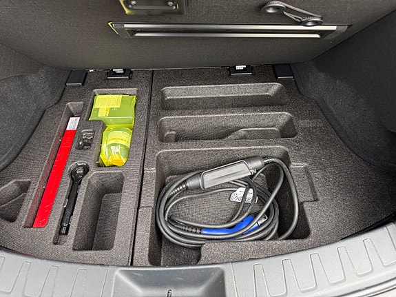Lexus UX300e 13 of 16