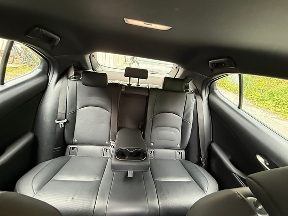 Lexus UX300e 9 of 16