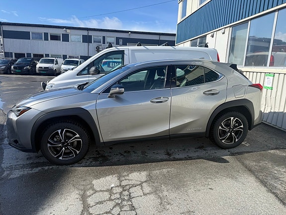 Lexus UX300e 2 of 16