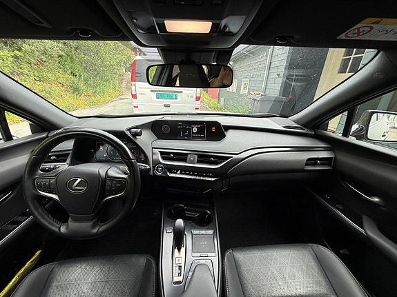 Lexus UX300e 5 of 16