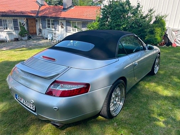 Porsche 911 Carrera 4 3 of 5