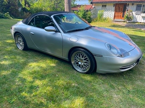 Porsche 911 Carrera 4 2 of 5