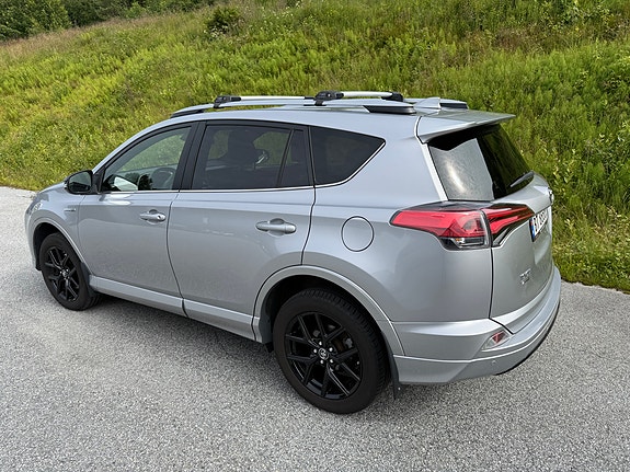 Toyota RAV4 2 of 5