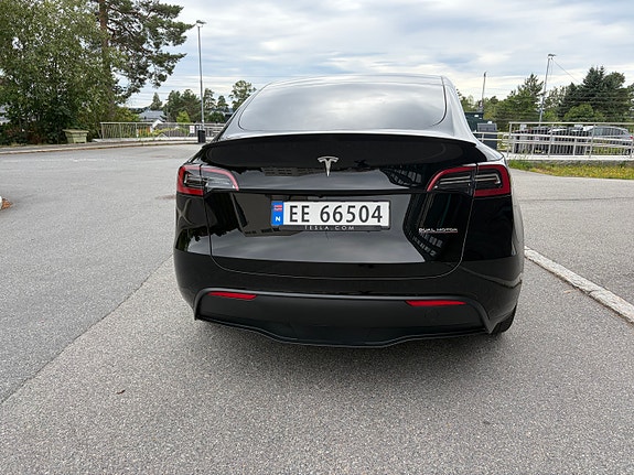 Tesla Model Y 4 of 5