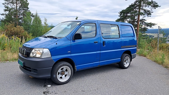 Toyota HiAce 2 of 5