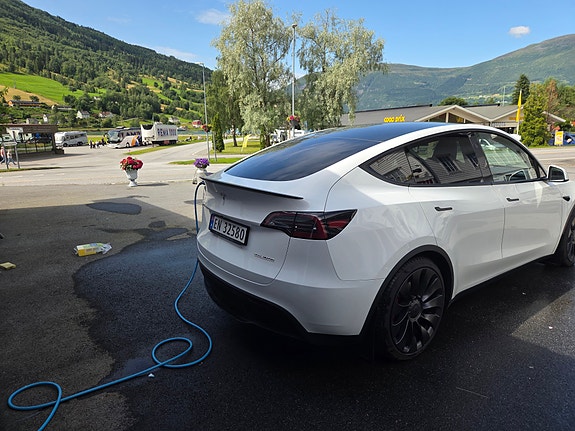 Tesla Model Y 4 of 5