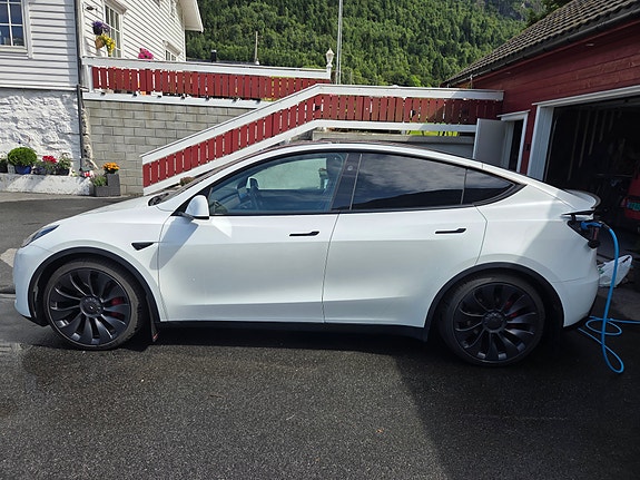 Tesla Model Y 3 of 5