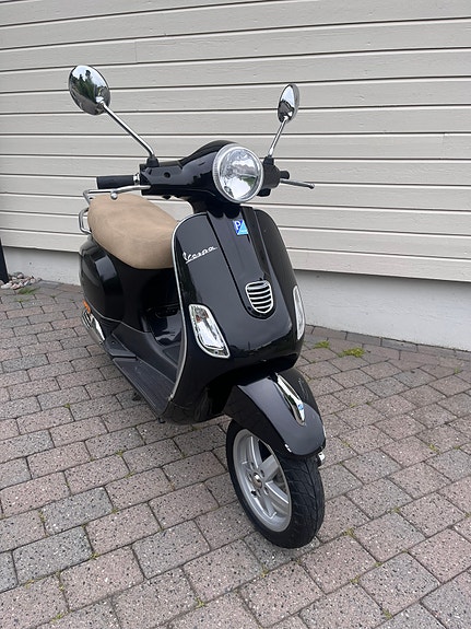 Vespa LX 50 3 of 5