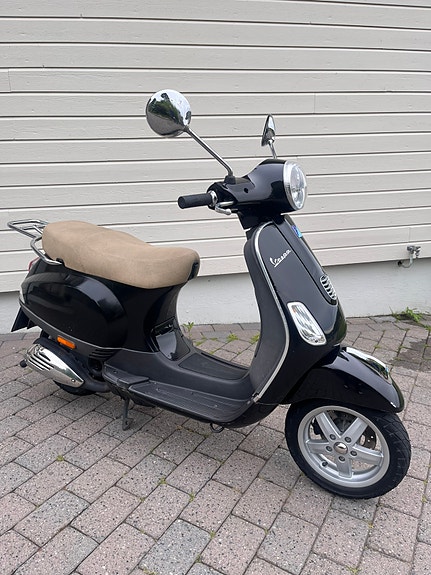 Vespa LX 50 2 of 5