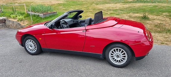 Alfa Romeo Spider 2 of 5