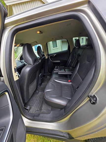 Volvo XC60 2 of 19