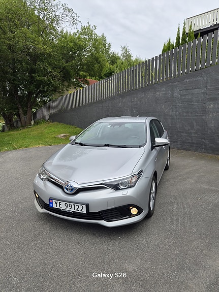 Toyota Auris 2 of 5
