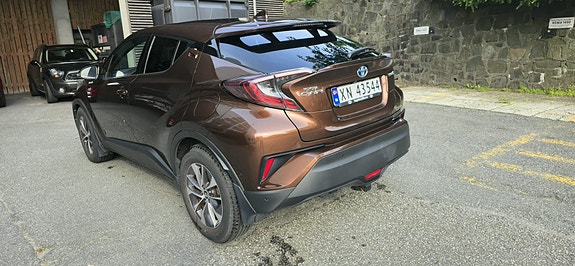 Toyota C-HR 3 of 5