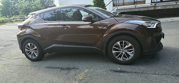 Toyota C-HR 4 of 5