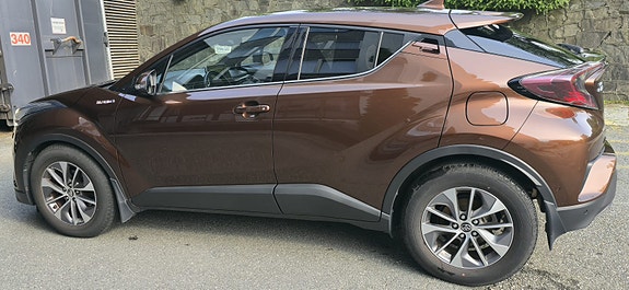 Toyota C-HR 2 of 5
