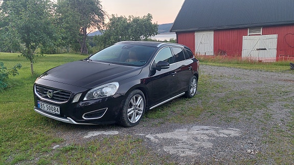 Volvo V60 2 of 15
