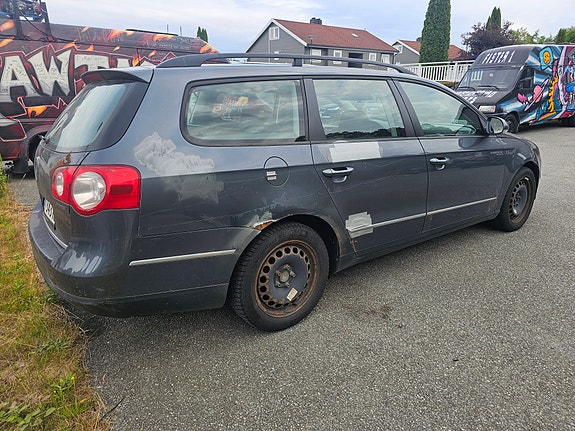 Volkswagen Passat 4 of 13