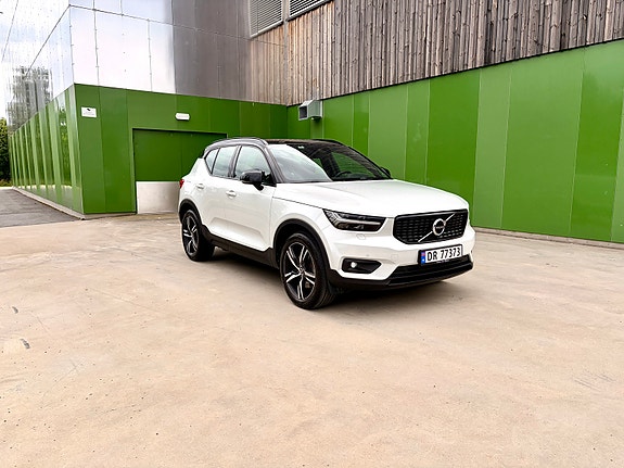 Volvo XC40 2 of 5