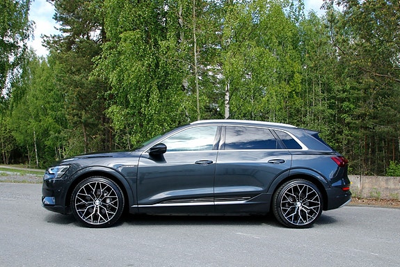 Audi e-tron 2 of 5