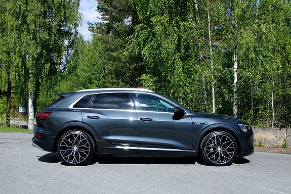 Audi e-tron 3 of 5