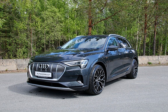 Audi e-tron 4 of 5