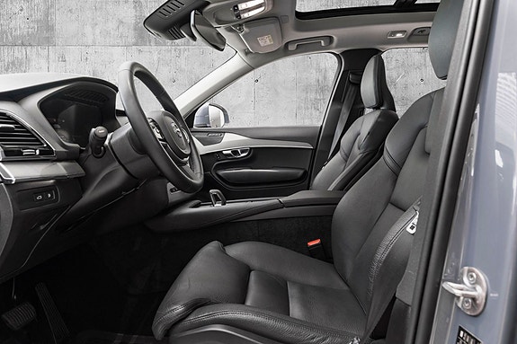 Volvo XC90 10 of 30