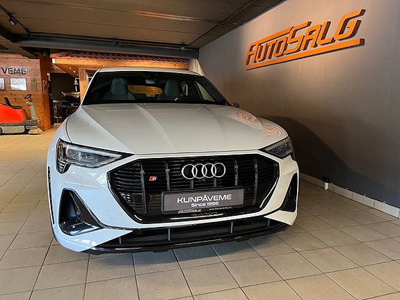 Audi e-tron S 3 of 5