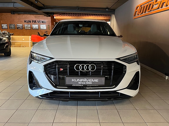 Audi e-tron S 4 of 5