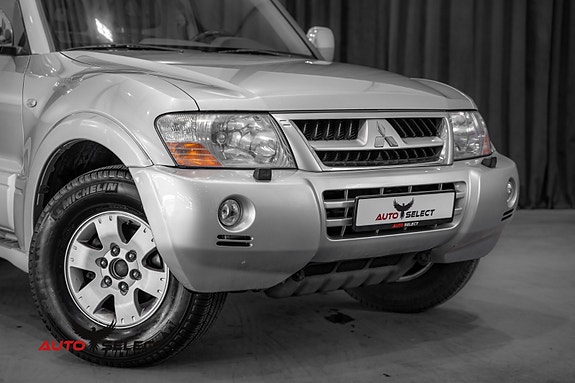 Mitsubishi Pajero 2 of 30
