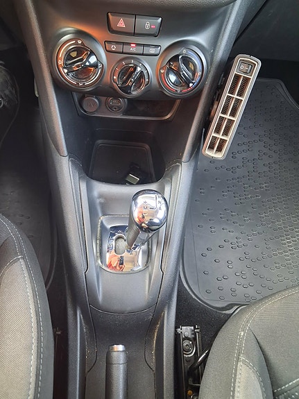 Peugeot 208 13 of 19