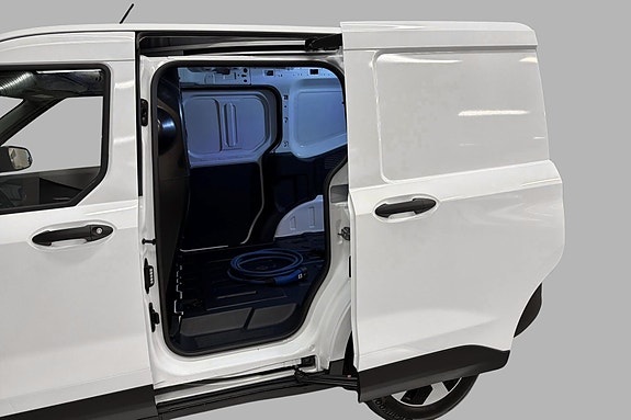 Ford E-Transit Courier 10 of 21