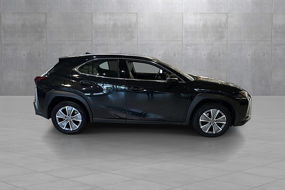 Lexus UX300e 6 of 20