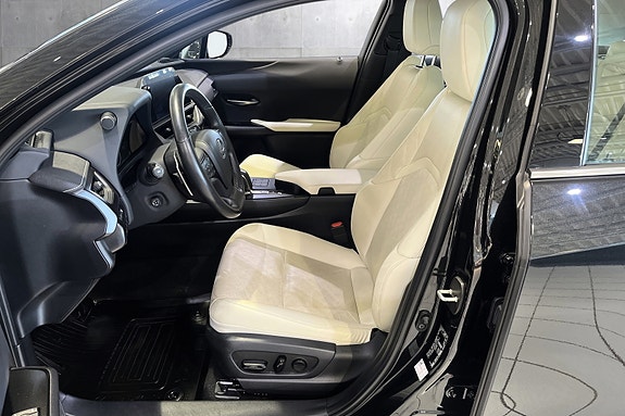 Lexus UX300e 9 of 20