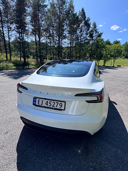 Tesla Model 3 4 of 9