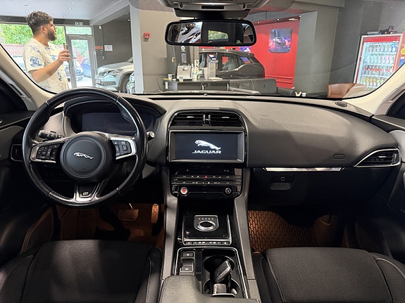 Jaguar F-PACE 11 of 30