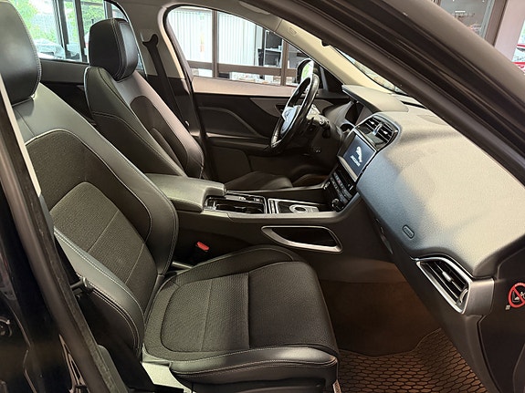 Jaguar F-PACE 26 of 30