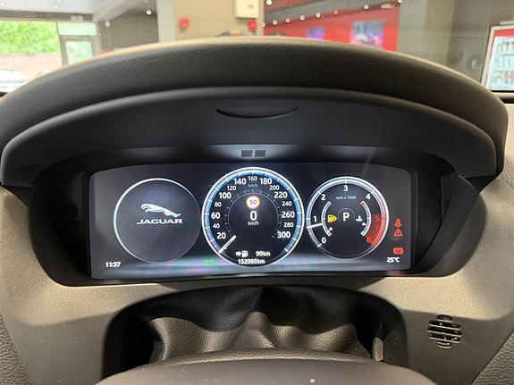 Jaguar F-PACE 17 of 30