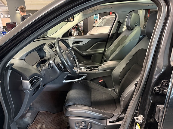 Jaguar F-PACE 9 of 30